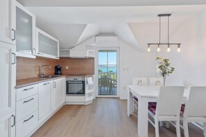 Kühlschrank, Ofen, Geschirrspüler, Wasserkocher mit Kaffee-/Teezubehör