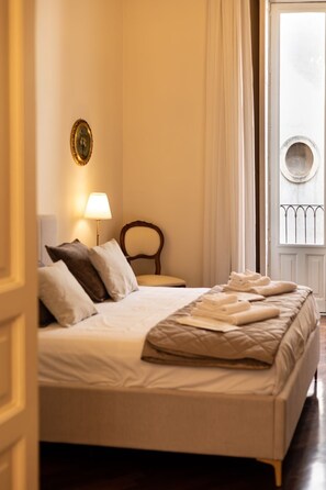4 bedrooms, iron/ironing board, travel cot, free WiFi - Ferrari Mansion • Noble Suite by the Cathedral (Catania)