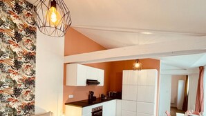 Um apartamento moderno com sala de estar, cozinha e área de jantar.