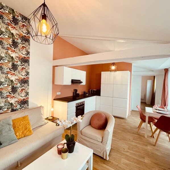 Eine moderne Wohnung mit Wohnzimmer, Küche und Essbereich.