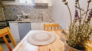 Apartment, 2 Bedrooms | Dining