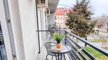 Classic Studio, Balcony, Garden View | Outdoor dining