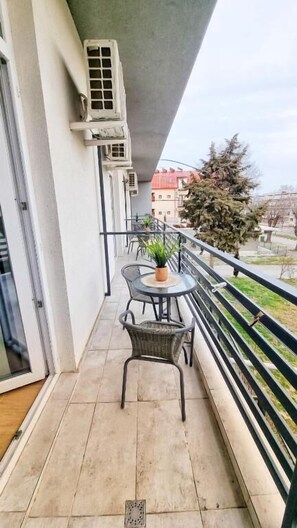 Classic Studio, Balcony, Garden View | Outdoor dining