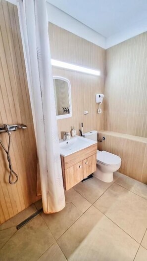 Monolocale Classic, balcone, vista giardino | Bagno