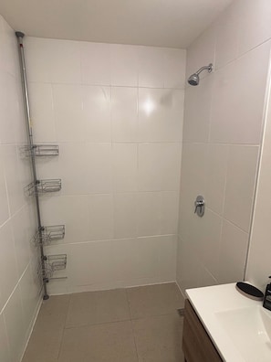 Dusche, Haartrockner, Bidet, Handtücher