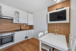 Kühlschrank, Ofen, Wasserkocher mit Kaffee-/Teezubehör