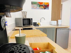冷蔵庫、電子レンジ、コンロ、コーヒー / ティーメーカー