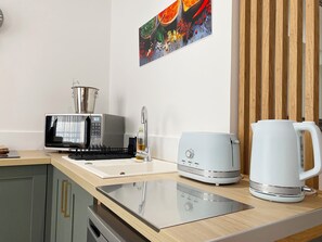 Fridge, microwave, stovetop, coffee/tea maker - Modern apartment in the center of dieppe (Dieppe)