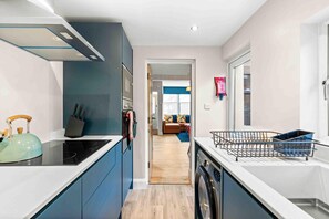 Kjøleskap, mikrobølgeovn, brødrister og kjøkkenutstyr