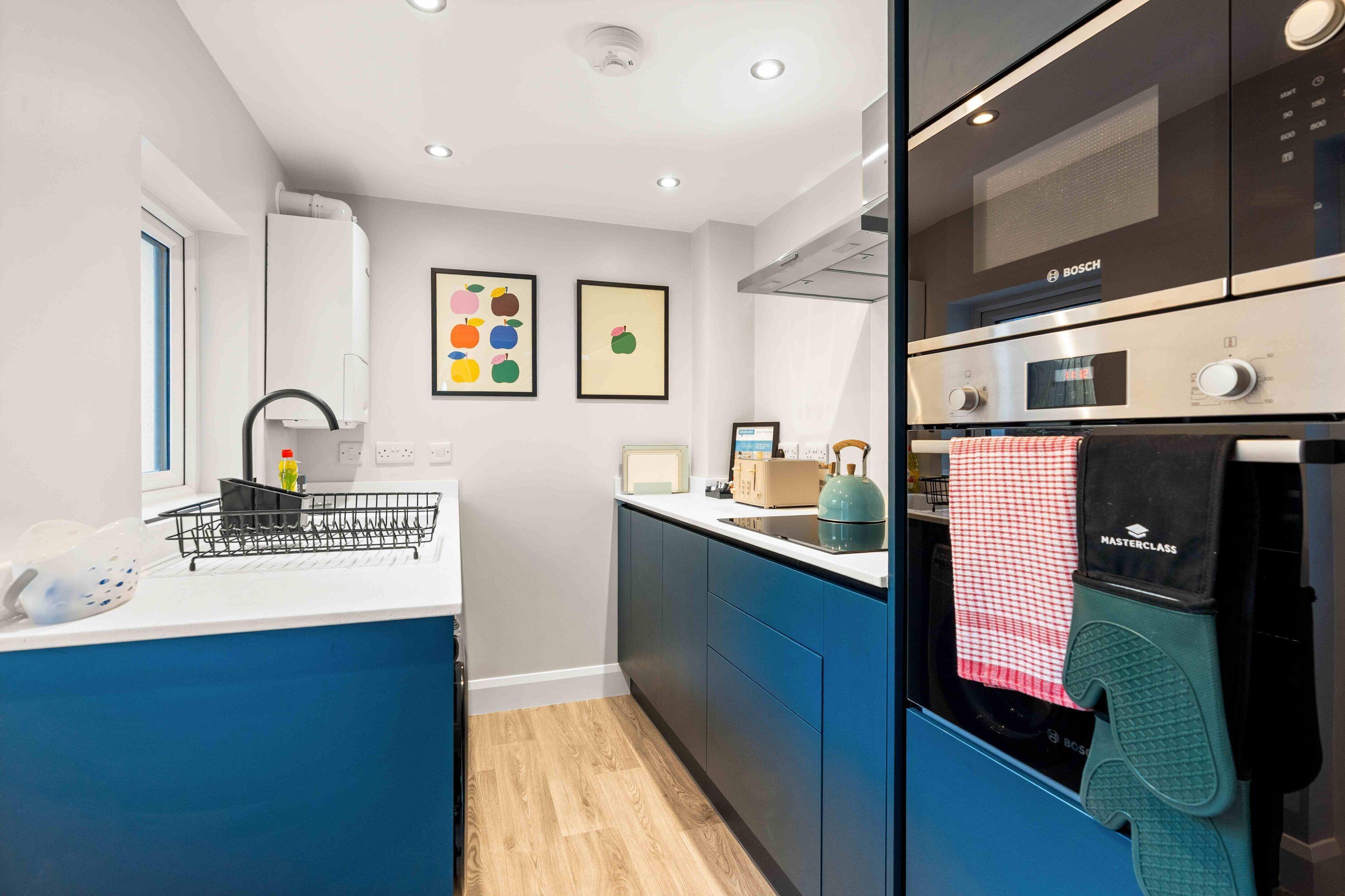 Kjøleskap, mikrobølgeovn, brødrister og kjøkkenutstyr