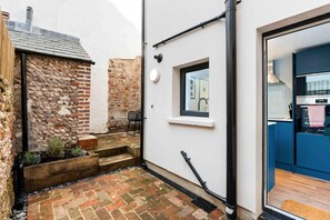 Property grounds - Railway Rest | By My Getaways (Brighton)