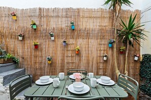 Outdoor dining - Beach Reach | By My Getaways (Brighton)