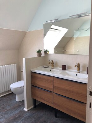 Sèche-cheveux, serviettes fournies, savon, papier toilette