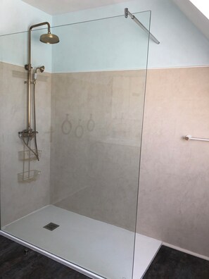 Haartrockner, Handtücher, Seife, Toilettenpapier