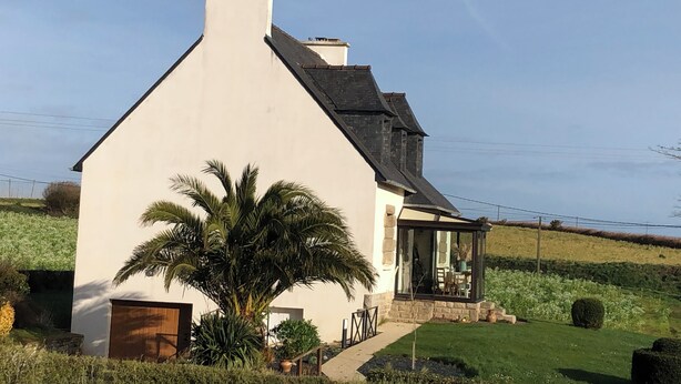 A white building with a black roof and a glass conservatory. - Large, spacious Germaine house in a quiet location 10 minutes from the sea. (Sibiril)