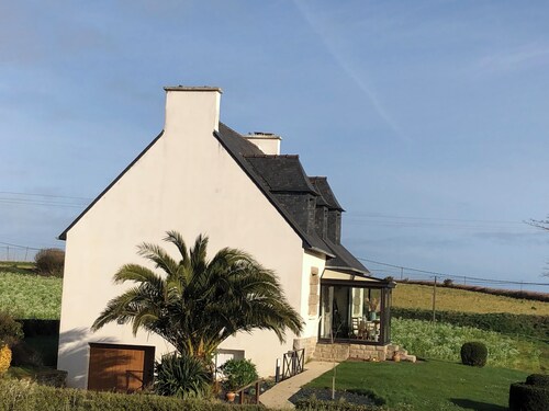 Large, spacious Germaine house in a quiet location 10 minutes from the sea.