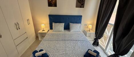 1 soverom og strykejern/-brett