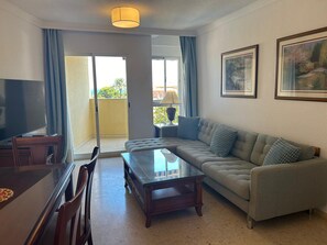 Apartment | Living room - Apartment in Benalmadena With Sea Views (Benalmádena)