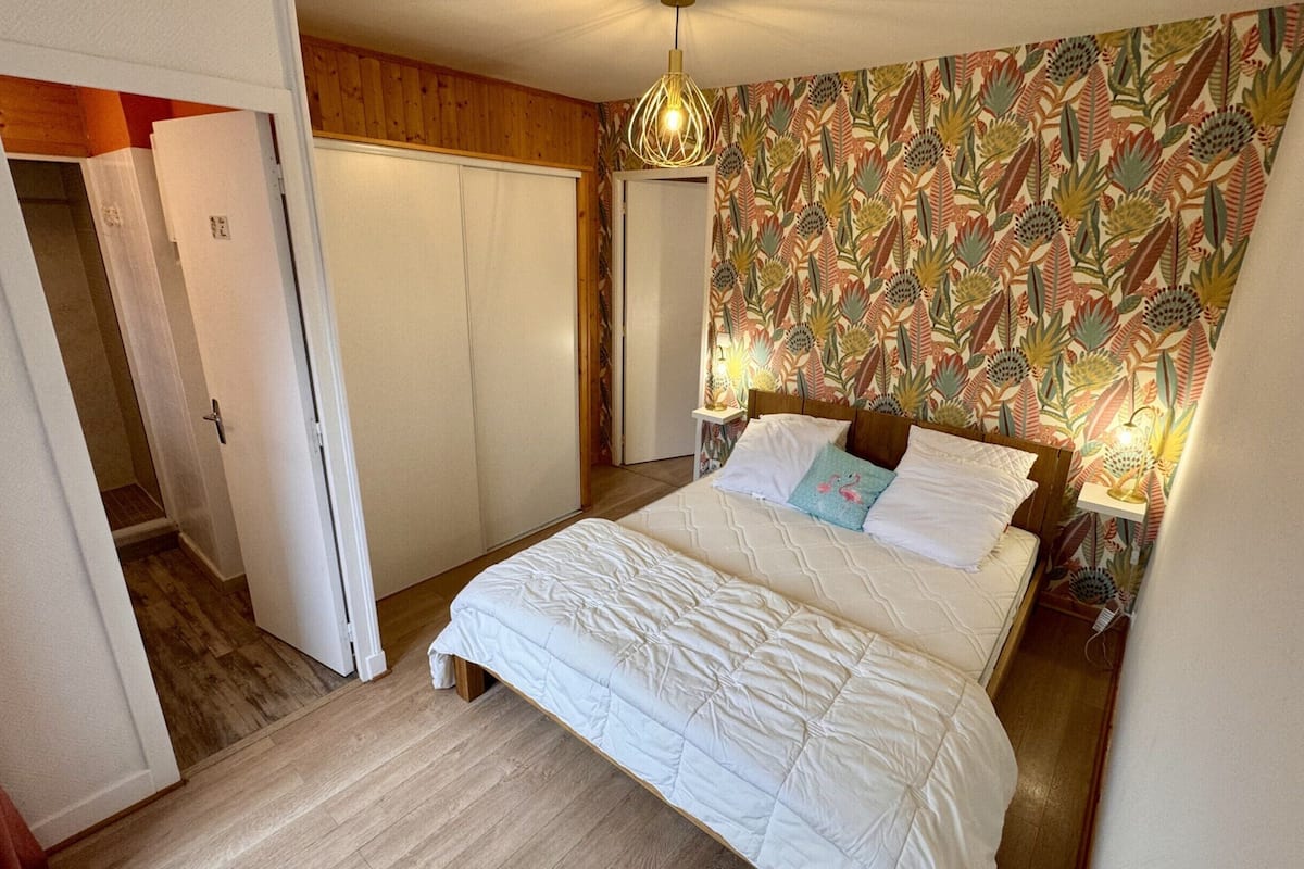 2 bedrooms, iron/ironing board