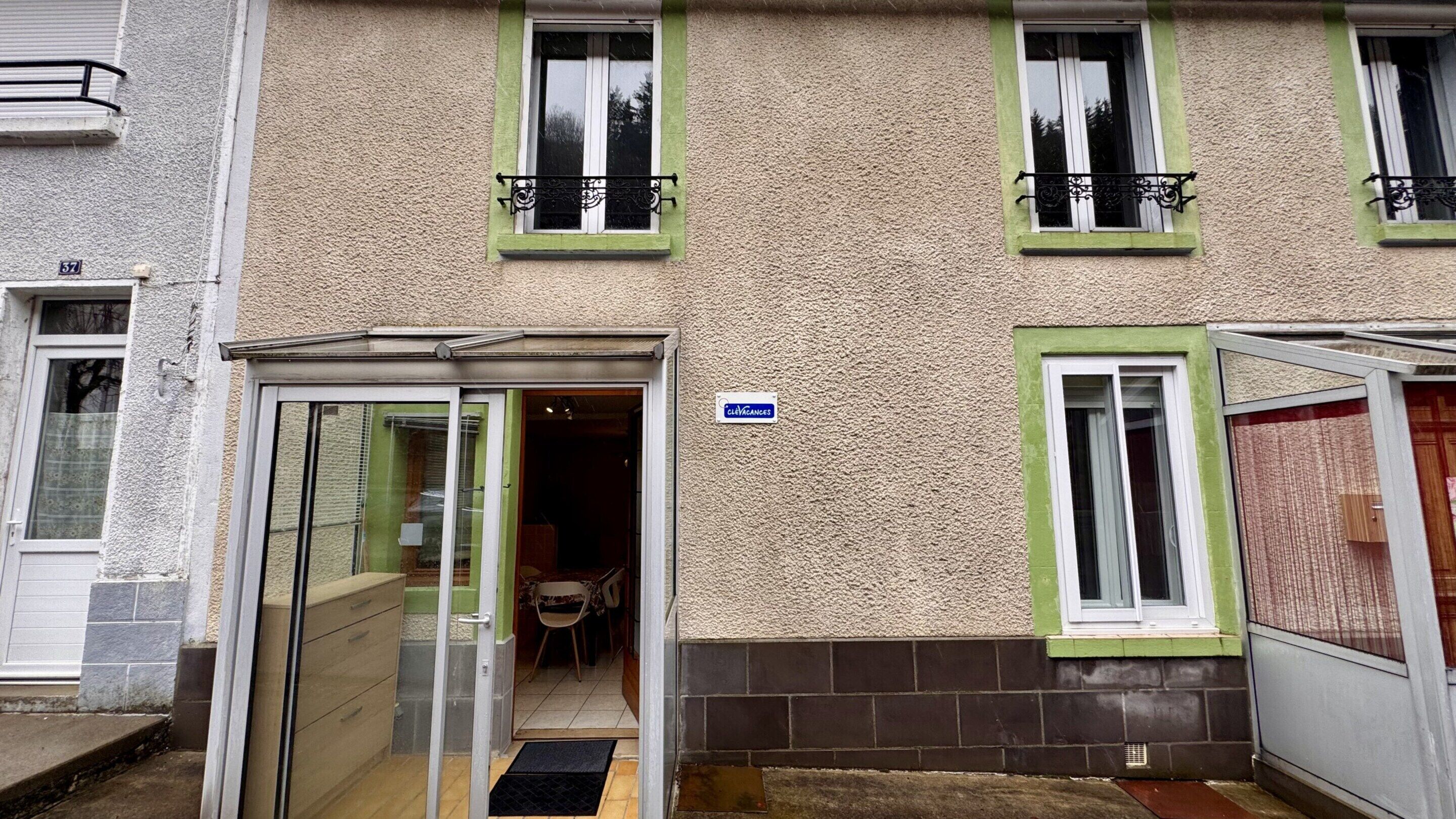 En byggnad med en fasad som har en tydlig struktur, en entré av glas och en skylt som visar texten ”CLEVAGANCES”.
