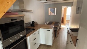 Kaffetrakter/tekoker, kjøleskap, mikrobølgeovn og ovn