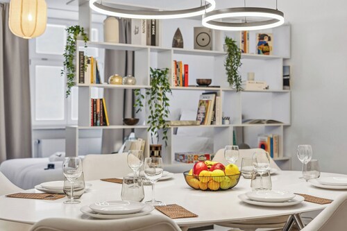 BetterStay Central Apartment in Straubing for 6 People I 97m² I KitchenI Netflix