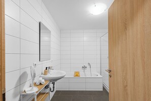 Hair dryer, towels, soap, shampoo - BetterStay Central Apartment in Straubing for 6 People I 97m² I KitchenI Netflix (Straubing)