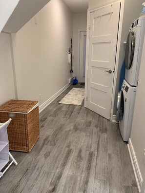 Interior - Cozy Downtown Toronto Retreat Near King W & Queen W Life (Toronto)