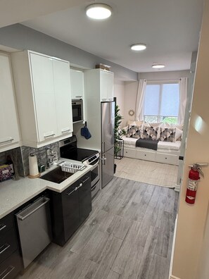 Microwave, oven, stovetop, dishwasher - Cozy Downtown Toronto Retreat Near King W & Queen W Life (Toronto)