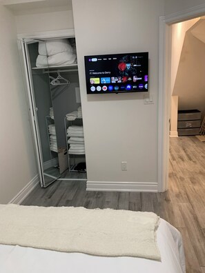 1 bedroom, iron/ironing board, WiFi, bed sheets - Cozy Downtown Toronto Retreat Near King W & Queen W Life (Toronto)