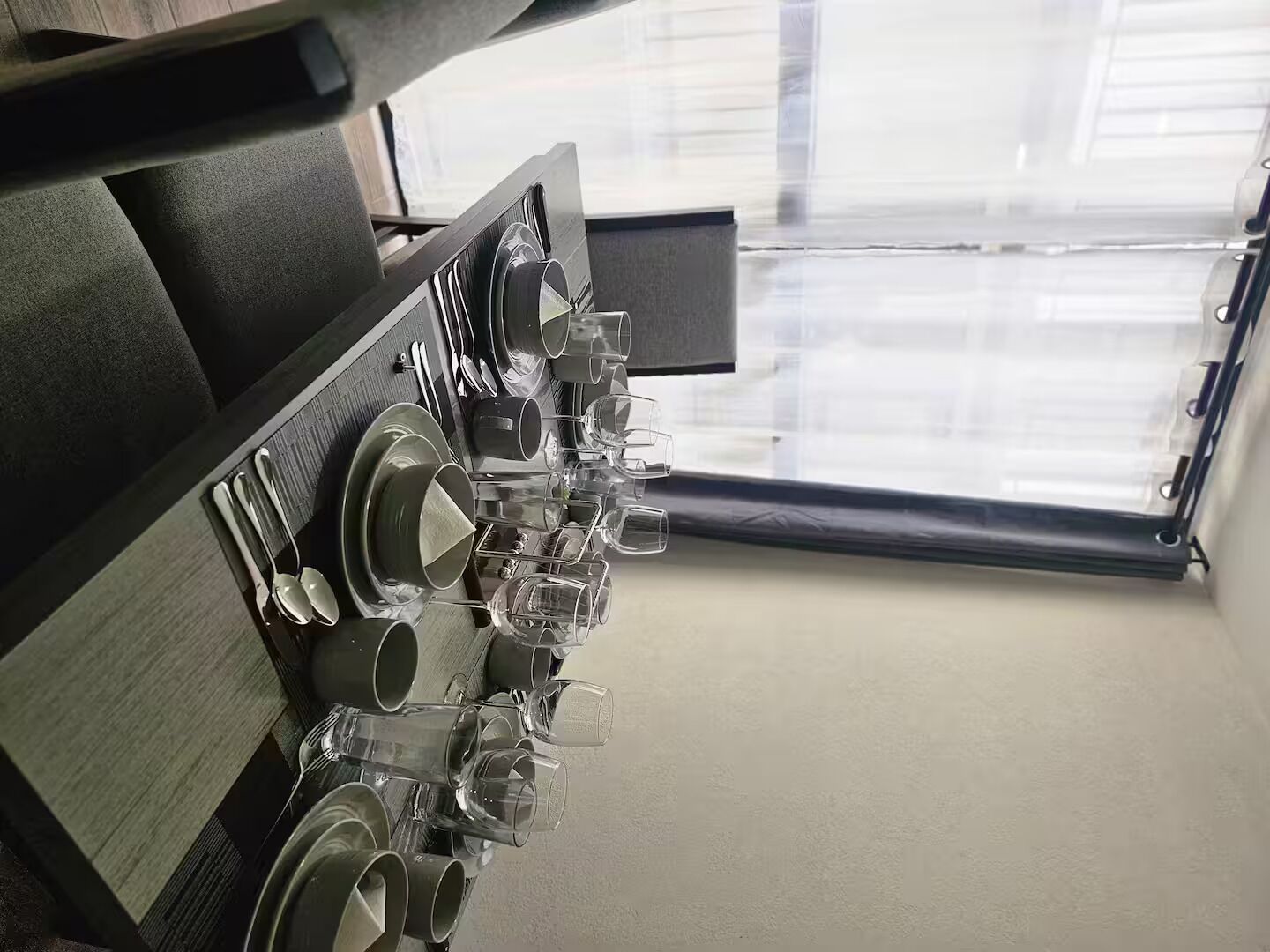 Eine Küche mit integriertem Weinschrank, der mehrere Weingläser und Teller beherbergt.