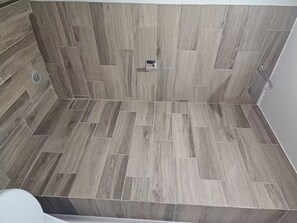 Een haardroger, handdoeken, zeep, toiletpapier