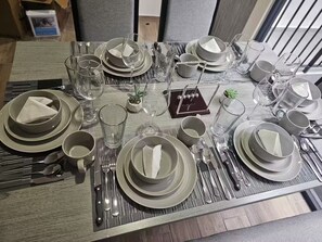 A dining table set with plates, glasses, and cutlery, arranged for a meal. - Apartment in the city center (Ciudad de México)
