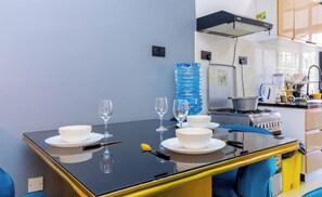 Private kitchen - Spacious 1-bedroom apartment in Kilimani with extra bed & gym near yaya centre (Nairobi)