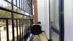 Outdoor dining - Spacious 1-bedroom apartment in Kilimani with extra bed & gym near yaya centre (Nairobi)