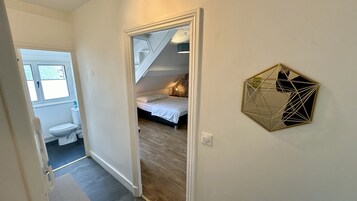 3 habitaciones y tabla de planchar con plancha 