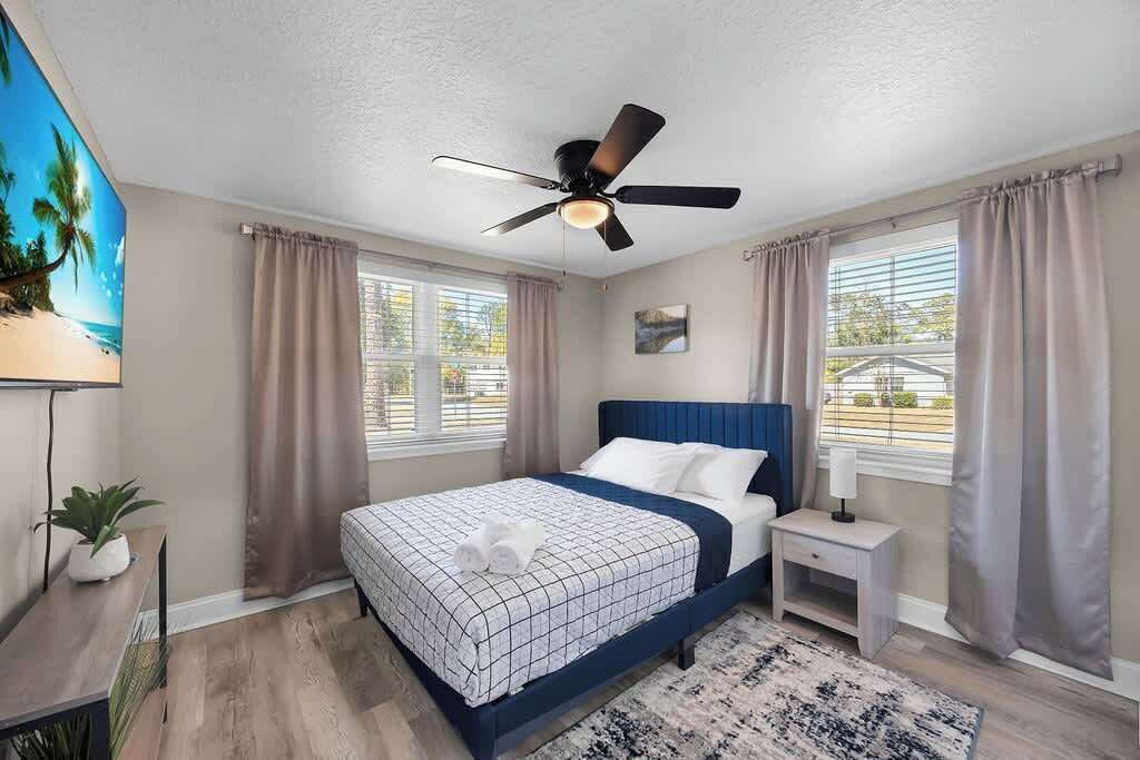 5 bedrooms, iron/ironing board, WiFi, bed sheets