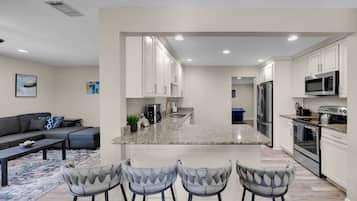 Een koelkast, een microgolfoven, een oven, een kookplaat