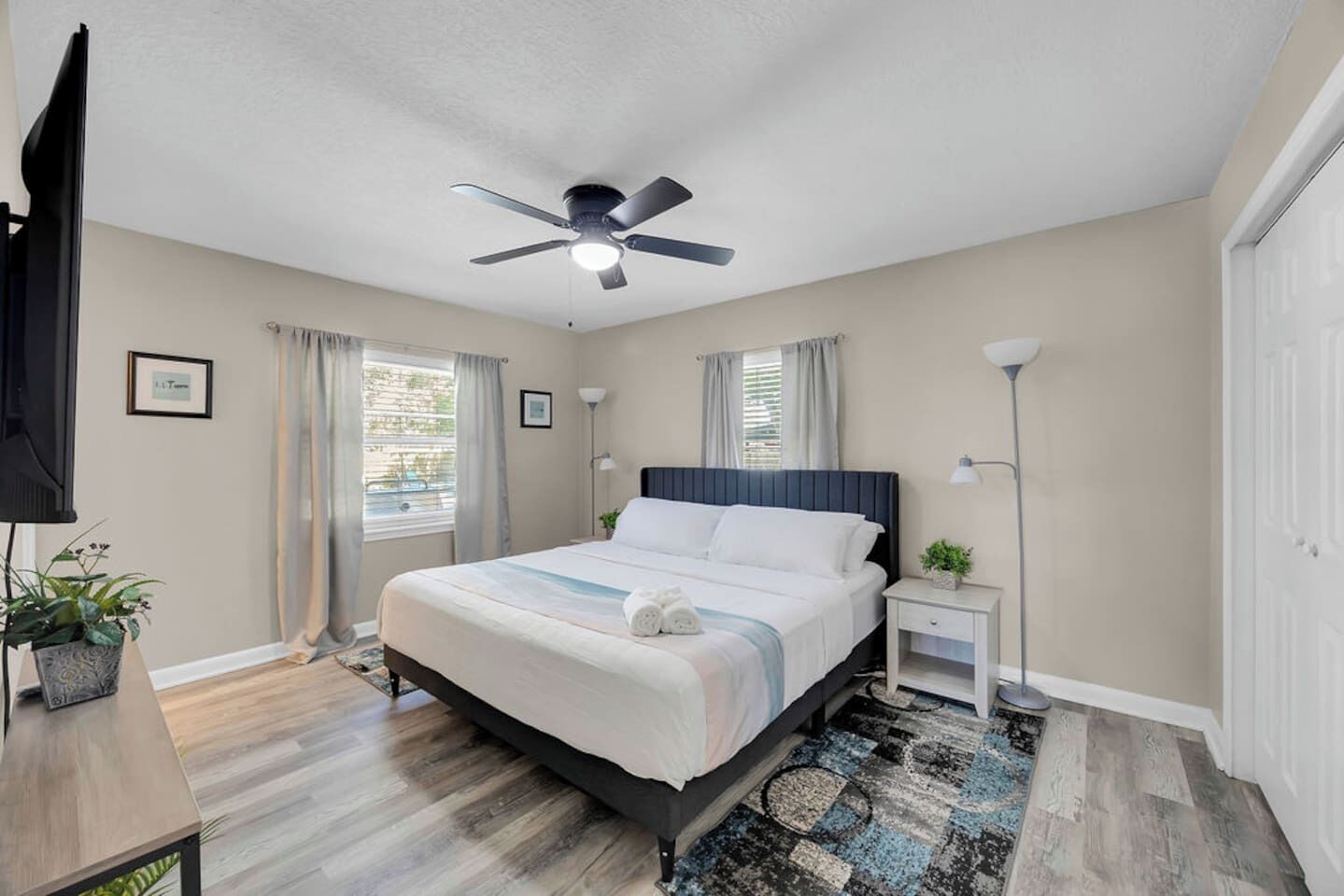 5 bedrooms, iron/ironing board, WiFi, bed sheets