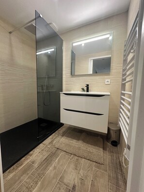 Shower, hair dryer - Apartment close to the river and the beach! (Vico)