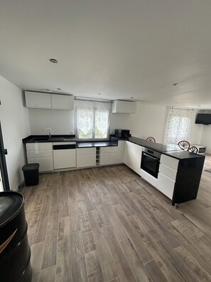 Fridge, microwave, oven, stovetop - Apartment close to the river and the beach! (Vico)