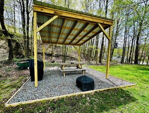 Outdoor dining - Peaceful 4-bedroom house with AC in charming Marietta (Marietta)