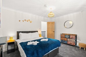 2 habitaciones, tabla de planchar con plancha y ropa de cama 