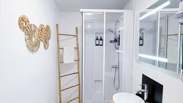 Ducha, secador de pelo, toallas y jabón