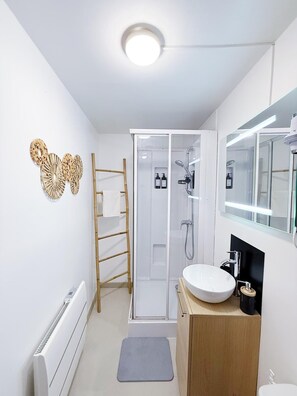 Bruser, hårtørrer, håndklæder, Sæbe