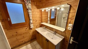Chalet | Bathroom - Breezy Nook Near the ski Resort (Mont-Dore)