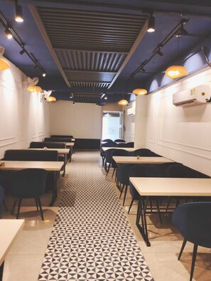 Unclassified image, 5 of 10, button - Amantran Palace (Meerut)