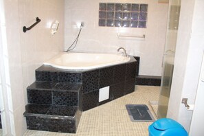 Shower, jetted bath, hair dryer, towels - The House of Mary and Philip (San Pedro Apatlaco)