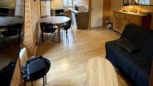 A cozy wooden interior with a dining area, kitchen, and living space. - Comfortable Ski Stay in Mont-dore (Mont-Dore)
