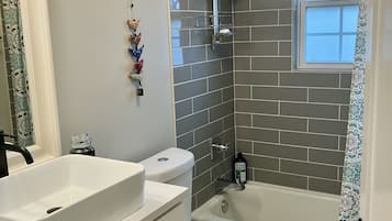 Douche, sèche-cheveux, serviettes fournies, savon